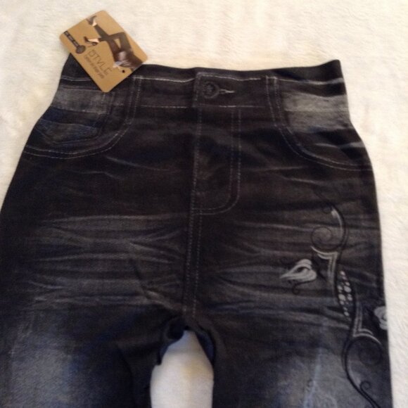 Style Black leggings w butterfly print leg M NWT - Picture 2 of 5